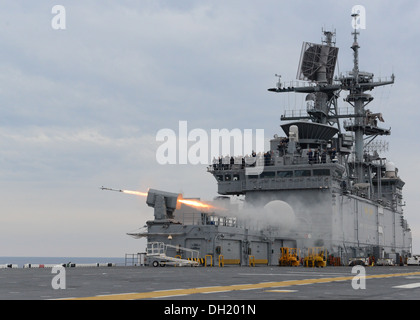 USS Bataan Segler Feuer ein RIM-116 Rolling Airframe Missile (RAM). Der RAM bietet Schiffe mit Selbstverteidigungssystem gegen Anti-Schiff-Raketen und asymmetrische Luft und Oberfläche Gefahren. Die multifunktionale amphibische Angriff Schiff USS Bataan (LHD-5) und 22. Marin Stockfoto