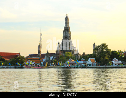 Wat Arun, der Tempel der Morgenröte, steht auf den Chao Phraya River in Bangkok Thailand Stockfoto
