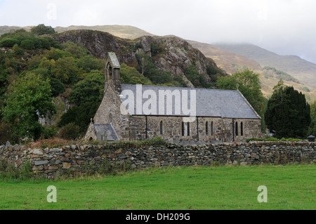 Str. Marys Kirche Beddgelert mit nebligen Snowdonia im Hintergrund Gwynedd Wales Cymru UK GB Stockfoto