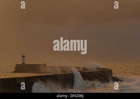 Newhaven, East Sussex, UK. 28. Oktober 2013. Wellen in Newhaven, unterging East Sussex während des Sturms St Jude ebenso wie die Sonne. © mark Upfield / Alamy Live News. Stockfoto