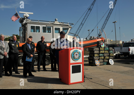 Capt Drew Pearson, Coast Guard Sector San Juan Kommandant, neben Bund und lokale Gesetze Durchsetzung Partner bei Küstenwache Stockfoto