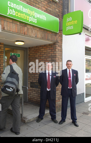 G4S Security Guards, Bewachung ein Job Centre Plus Büro in den Tälern, South Wales. Stockfoto