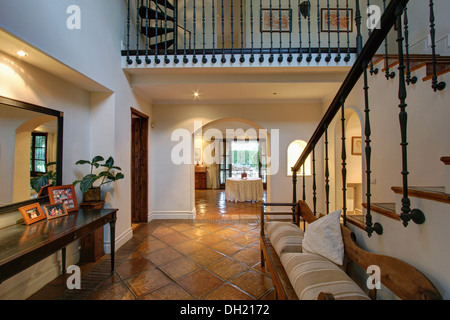 Hölzerne Settle und Konsoltisch im großen Saal mit gefliesten Terrakotta-Böden in spanischen villa Stockfoto