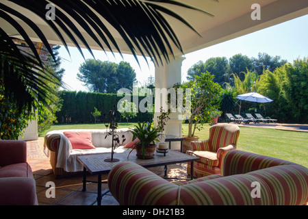 Gestreifte bequemen Sofas und Sessel auf geräumigen Veranda große Villa im Süden von Spanien Stockfoto