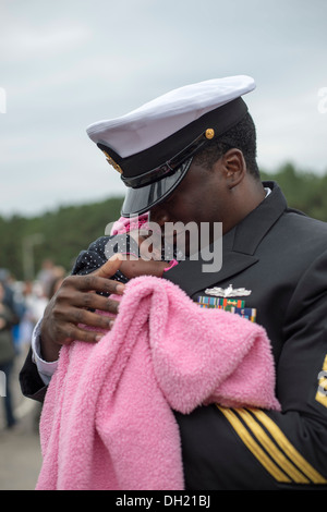 Chief Personalreferentin Kervon J. Grant grüßt seine Dauter nach als amphibische Dock Landungsschiff USS Tortuga (LSD 46) pul Stockfoto