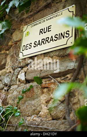 Rue Des Sarrasins Straßenschild, Ramatuelle, Frankreich. Stockfoto