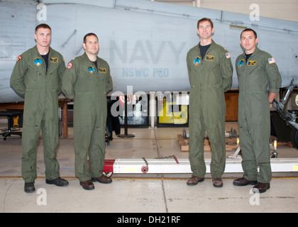 Naval Surface Warfare Center Panama City Division (NSWC PCD) Such-und Rettungsteam ist: (von links nach rechts) Petty Officer 1st Class Nathan Gardner; Lt. Blaine Cardinale; Lt. Evan Knock und Chief Petty Officer Daniel Brantley Stockfoto