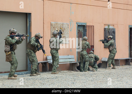 Segler aus Explosive Ordnance Entsorgung Mobile Einheit (EODMU) 12 Teilnahme an eine Tür Verletzung Training Evolution am gemeinsamen Expedi Stockfoto