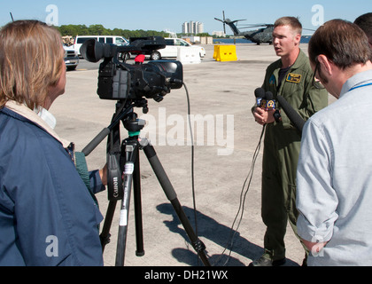 Petty Officer 1st Class Nathan Gardner, von Hesperia, Kalifornien, antwortet auf Fragen aus der lokalen Panama City Beach, Florida, Presse 24. Oktober 2013, einen Tag nachdem er eine gestrandete Kajakfahrer aus die Küste von Panama City Beach gerettet, Florida Gardner ist ein Such- und bisher Stockfoto