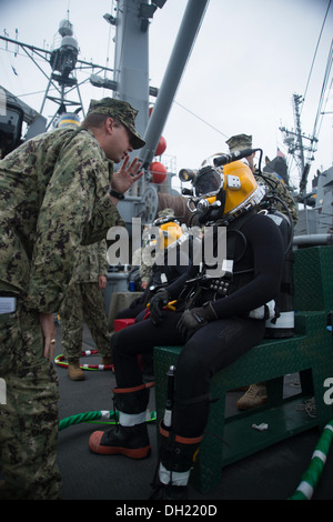 VIRGINIA BEACH, Virginia (23. Oktober 2013) Segler aus Mobile Tauchen und Salvage Unit 2 (MDSU 2) führen eine Reihe von Überprüfungen, um sicherzustellen, dass Personal richtig ausgestattet sind, um zu tauchen. Die technische Demonstration ist Teil einer Tour zum Vice Admiral William Moran, Chef von N Stockfoto