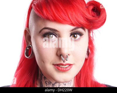 junge Frau mit Gesichts-Piercings und tattoos Stockfoto