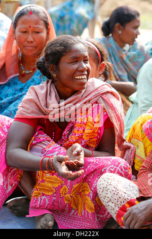 Frauen, die Teilnahme an einer Dorf-Versammlung beraubt Gemeinschaft in der Nähe von Birathnagar, Terai Region, Nepal, Asien Stockfoto