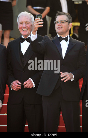 Stadt von Cannes: Matt Damon und Jerry Weintraub zu Fuß Onfamous roten Teppich Beforescreening von "BehindCandelabra" auf 2013/05/21 Stockfoto