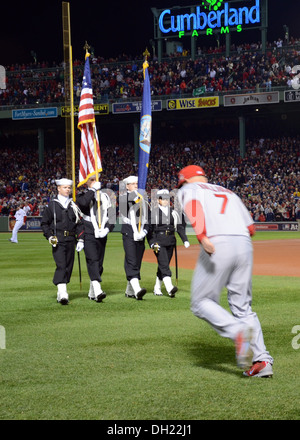 Segler, die USS Constitution Parade die Farben aus dem Feld als St. Louis Cardinals Outfielder Matt Holliday zugewiesen nimmt das Feld Spiel 1 der World Series im Fenway Park starten. Verfassung-Segler nahmen an einen Gemeinschaftsdienst Color Guard entlang Stockfoto