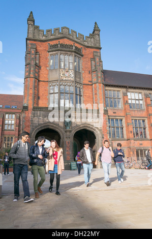 Studenten, die zu Fuß durch Newcastle University Campus Nord Ostengland, UK Stockfoto