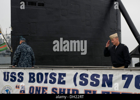 NORFOLK (23. Oktober 2013) Master Chief Petty Officer der Marine (INTERNIERUNGSLAGER) Mike Stevens macht Auszeichnungen an die amerikanische Flagge beim Einsteigen in des Los-Angeles-Klasse u-Bootes USS Boise (SSN-764) während einer Reise Flotte Engagement. Stockfoto