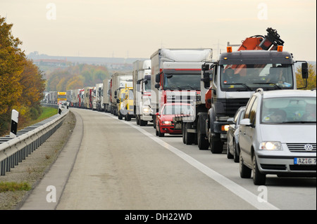 Stau auf der Autobahn A61, Autobahn mit LKW zwischen Gau-Bickelheim und Bad Kreuznach, Rheinland-Pfalz Stockfoto