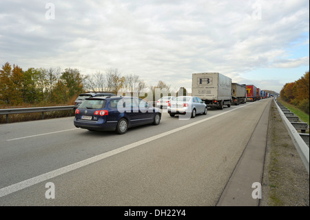 Stau bilden auf Autobahn A61 Autobahn zwischen Gau-Bickelheim und Bad Kreuznach, Rheinland-Pfalz Stockfoto