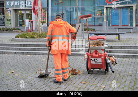 Straße sauberer fegen oben verlässt, Hygiene-Abteilung Dresden, Prager Straße, Dresden, Sachsen Stockfoto