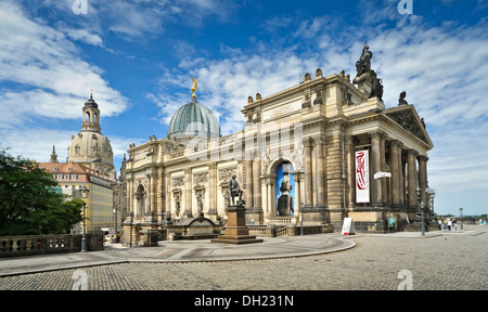 Blick von Brühlschens Terrasse, der Akademie der bildenden Künste, den Gottfried Semper Monument und Frauenkirche Kirche, Dresden, Sachsen Stockfoto