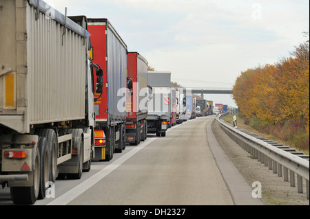 Stau auf der Autobahn A61, Autobahn mit LKW zwischen Gau-Bickelheim und Bad Kreuznach, Rheinland-Pfalz Stockfoto