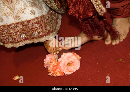 Braut und Bräutigam gekleidet in all ihrer Pracht feiern ihren traditionellen Hindu Hochzeit Teilnahme an traditionellen Ritualen. Stockfoto