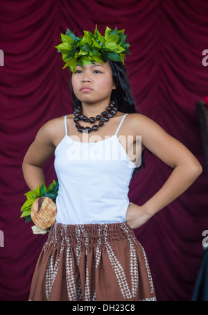 Tänzerin mit traditioneller Kleidung führt hawaiianische Tanz in jährlichen Hoolaulea Pacific Islands Festival in Henderson Nevada Stockfoto