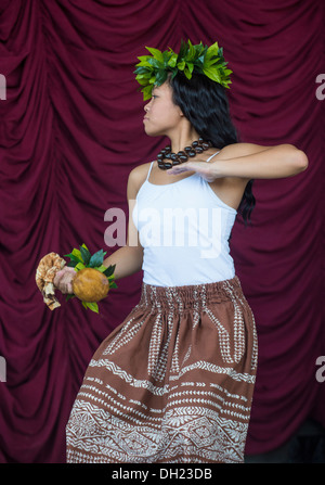 Tänzerin mit traditioneller Kleidung führt hawaiianische Tanz in jährlichen Hoolaulea Pacific Islands Festival in Henderson Nevada Stockfoto