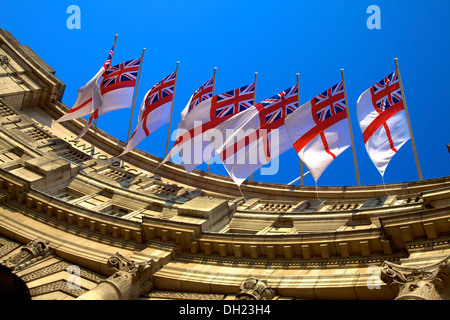 White Ensign Fahnen, Admiralty Arch, London, England. Stockfoto