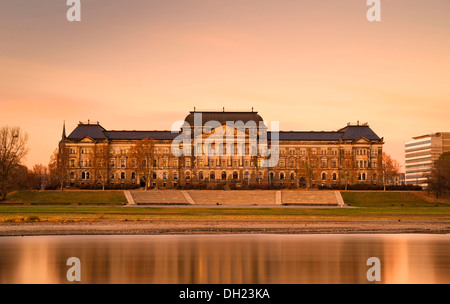 Saxon Zustand des Finanzministeriums, Elbe River bei Niedrigwasser Ebenen, Dresden, Sachsen, PublicGround Stockfoto