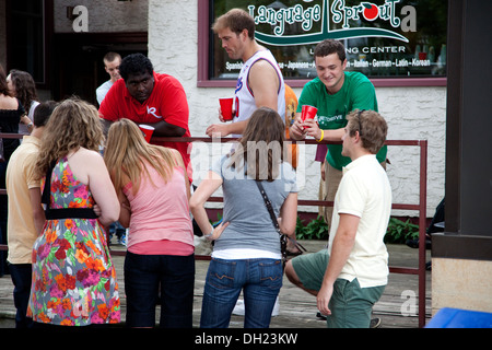 Männer und Frauen, die Geselligkeit bei einem kalten Getränk. Große alte Tag Festival St. Paul Minnesota MN USA Stockfoto