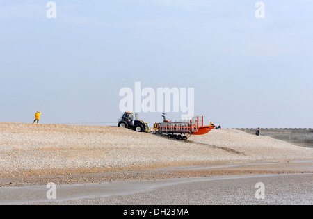 Der Roggen Hafen Rettungsboot wird über die Schindel-Ufer an der Mündung des Flusses Ouse abgerufen. Roggen-Hafen. Stockfoto