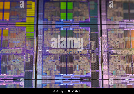 Computer-Chips nebeneinander auf einem wafer Stockfoto