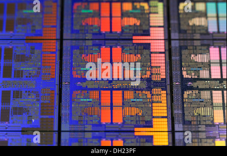 Computer-Chips nebeneinander auf einem wafer Stockfoto