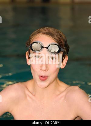 Junge, Schutzbrillen Schwimmer, 12 oder 13 Jahren mit dem Schwimmen in einem Schwimmbad Stockfoto