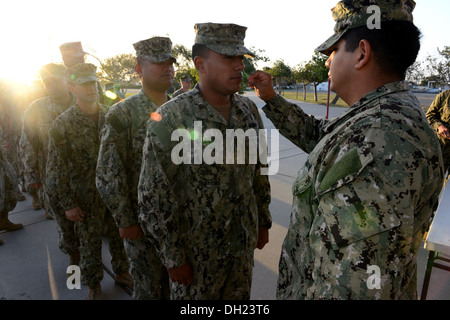 NAVAL BASE VENTURA COUNTY PORT HUENEME, Kalifornien (10. Oktober 2013) Hospital Corpsman 3. Klasse Andres Castaneda, Recht, verwaltet die Grippe-Impfstoff an Bau Elektriker 3. Klasse Deutsch Valdez nach Morgen Viertel für Naval Mobile Bau Bat Stockfoto