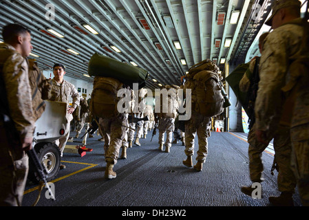 Atlantik (24. Oktober 2013) - Marines zugewiesen 22. Marine Expeditionary Unit-Transit durch den Hangar Bucht kurz nach kommen auf dem Mehrzweck amphibischer Angriff Schiff USS Bataan (LHD-5) Okt. 24. Bataan Segler und 22. Marine Expediti Stockfoto