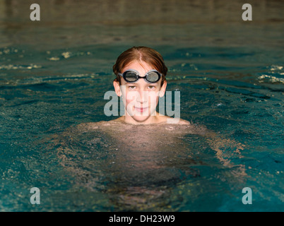 Junge, Schutzbrillen Schwimmer, 12 oder 13 Jahren mit dem Schwimmen in einem Schwimmbad Stockfoto