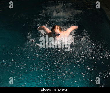 Junge, Schwimmer, 12 oder 13 Jahre, Schwimmen in einem Schwimmbad Stockfoto