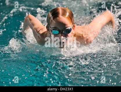 Junge, Schwimmer, 12 oder 13 Jahre, Schwimmen in einem Schwimmbad Stockfoto