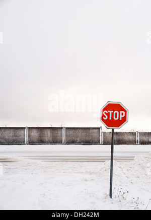 Stop-Schild an einer Kreuzung mit einem tief verschneiten Zaun, Deutsch-Tschechische Grenze, Zinnwald, Cinovec, Tschechische Republik, Europa Stockfoto