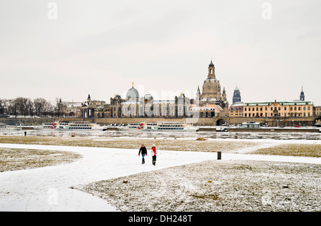 Ufer des Flusses Elbe in Dresden im Schnee, die Elbe für die Schifffahrt geschlossen ist, sind die Schiffe der weißen Flotte vor Anker, Dresden Stockfoto