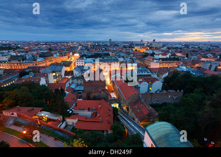 Zagreb-Skyline - Panorama der Stadt bei Nacht Stockfoto