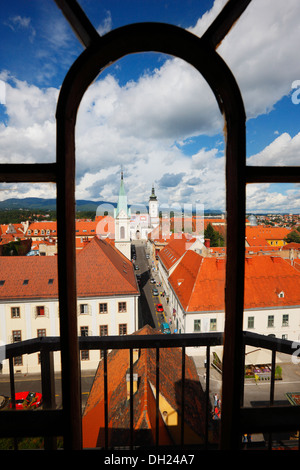 Zagreb Stadt. Zeigen Sie Trog des Fensters in die obere Stadt und st. Markus Kirche auf der Rückseite an. Stockfoto