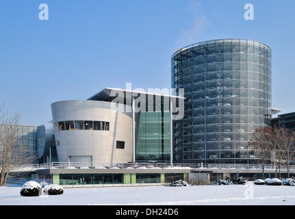 Volkswagen Gläserne Manufaktur, großer Garten, Dresden, Sachsen Stockfoto