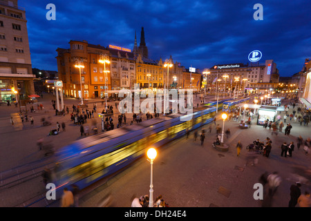 Zagreb-Jelacic-Platz bei Nacht - Platz Ban Josip Jelacic Stockfoto