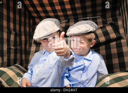 Zwei jungen, 4 flache Kappen tragen Stockfoto