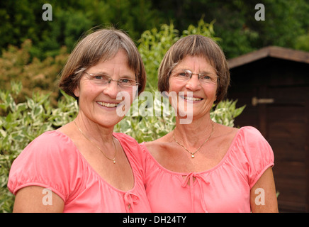 Zwei rüstige Zwillingsschwestern, portrait Stockfoto