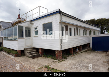 Haus am Meer erstellt aus einem ausgedienten Eisenbahnwagon in Selsey, West Sussex, UK Stockfoto