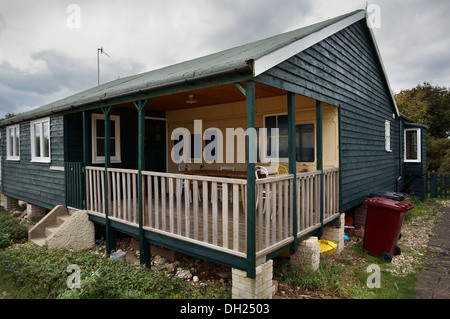 Haus am Meer erstellt aus einem ausgedienten Eisenbahnwagon in Selsey, West Sussex, UK Stockfoto